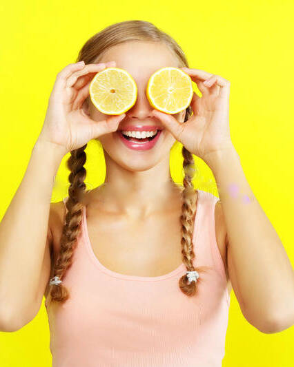 limones-de-la-exmplotación-agrícola-de-la-chica-joven-26166117