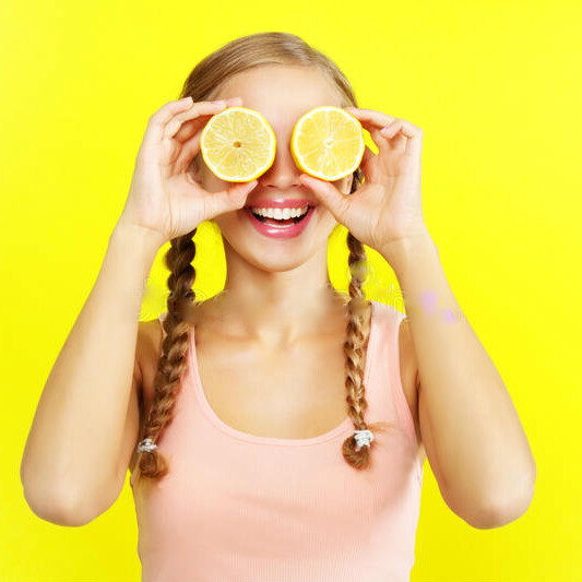 limones-de-la-exmplotación-agrícola-de-la-chica-joven-26166117